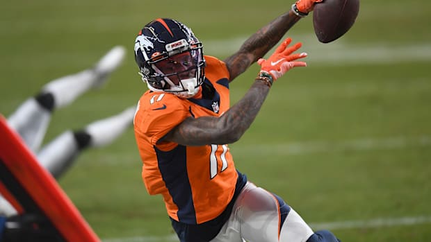 Diontae Spencer reaches